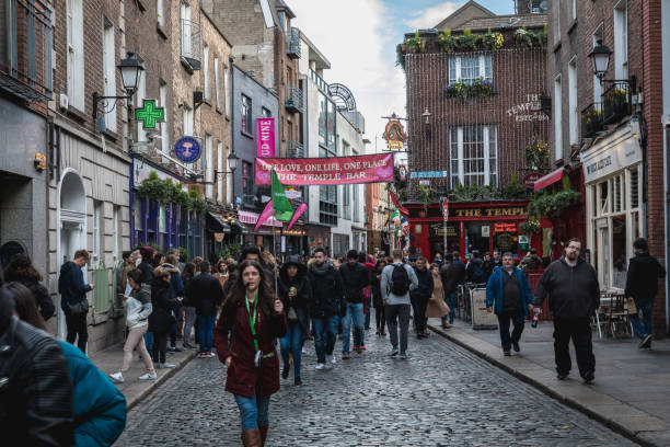 temple bar district - atmosphère de rue dans le célèbre quartier irlandais de pub temple bar à dublin - irish culture republic of ireland guinness music photos et images de collection