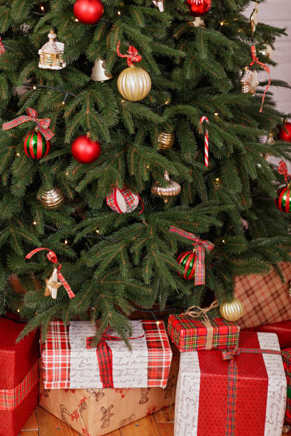 istock Christmas tree and gifts 1186990379
