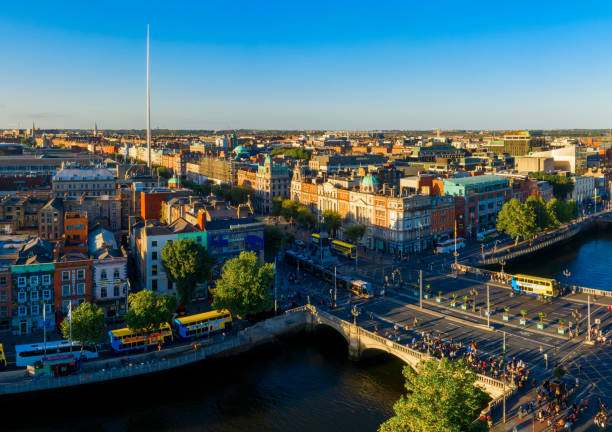 vista aérea de dublín con el río liffey y el puente o'connell durante la puesta del sol - dublín fotografías e imágenes de stock