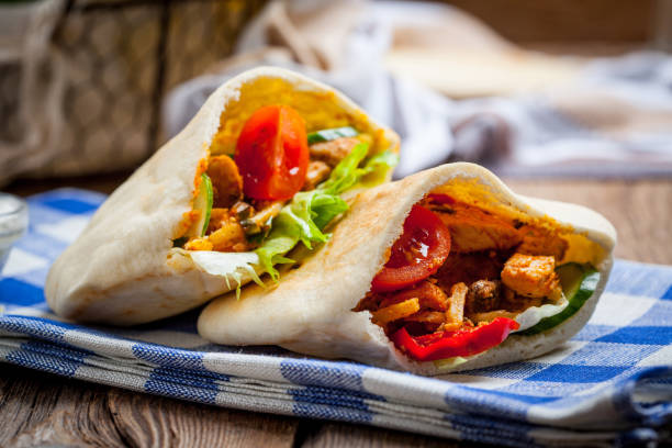 istock Fried chicken meat with vegetables in pita bread 1186996237