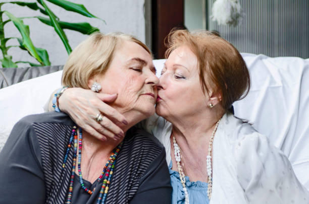 le couple féminin aîné heureux embrassent et embrassent, montrant l'affection. femmes âgées lgbtqi - lesbian homosexual kissing homosexual couple photos et images de collection