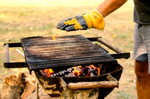 屋外でのバーベキューの準備ができました - barbecue grill chef barbecue sausage ストックフォトと画像