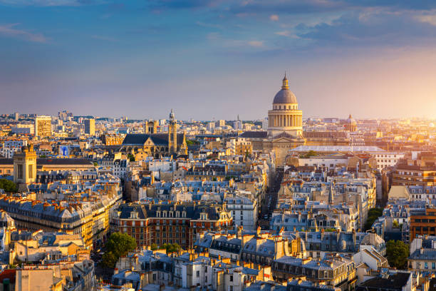 vista panoramica di parigi con il pantheon al tramonto, francia. vista del pantheon e del quartiere latino al tramonto, parigi, francia. - architecture italian culture pantheon rome church foto e immagini stock