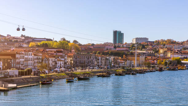 vue scénique de l'architecture de jetée de vieille ville de porto au-dessus de la rivière deoro à porto, portugal - portugal port wine porto the douro photos et images de collection