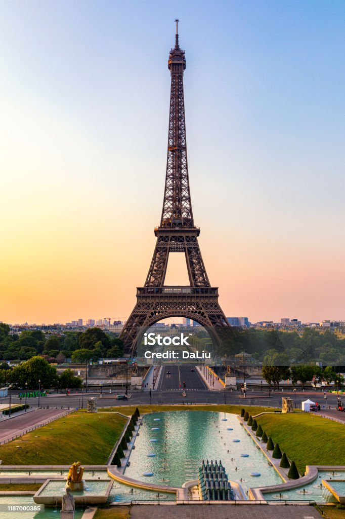 Tháp Eiffel Vào Mùa Hè Paris Pháp Toàn Cảnh Tuyệt Đẹp Của Tháp Eiffel Dưới  Bầu Trời Xanh Quang Cảnh Tháp Eiffel Ở Paris Pháp Trong Một Ngày Hè Tuyệt Đẹp  Paris