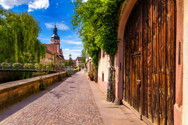 vieille ville d'ettlingen en allemagne avec une rivière et une église. vue d'un quartier central d'ettlingen, allemagne, avec une rivière et un clocher d'une église. ettlingen, baden wurttemberg, allemagne. - alb photos et images de collection