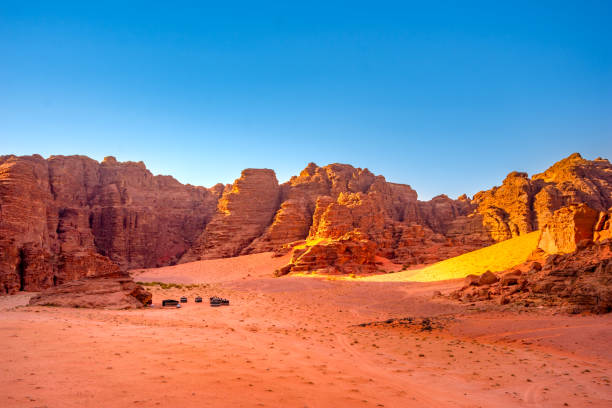 wadi rum wüste in jordanien - jordan camel wadi rum arabia stock-fotos und bilder