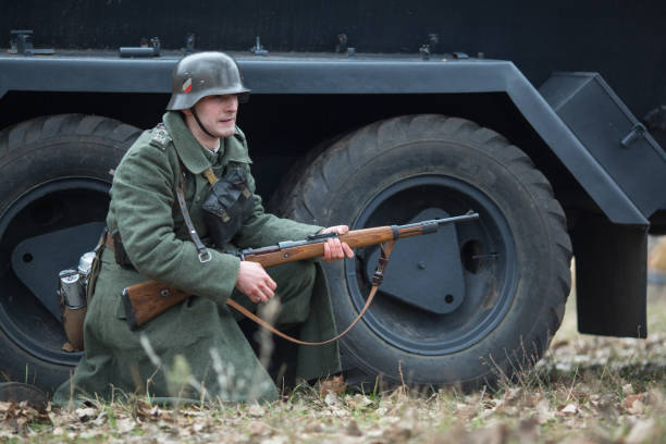 uczestnicy rekonstrukcji wojskowo-historycznej, poświęconej akcji bojowej w 1941 roku podczas ii wojny światowej. woroneż, rosja. - world war i horizontal editorial british military zdjęcia i obrazy z banku zdjęć