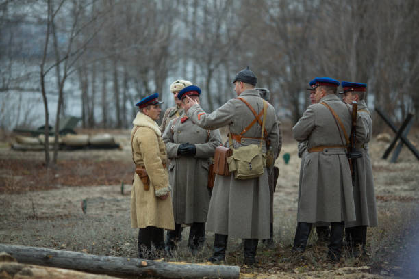 uczestnicy rekonstrukcji wojskowo-historycznej, poświęconej akcji bojowej w 1941 roku podczas ii wojny światowej. woroneż, rosja. - world war i horizontal editorial british military zdjęcia i obrazy z banku zdjęć