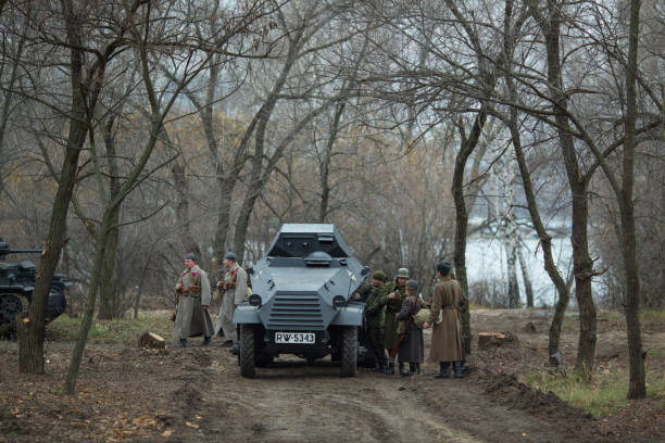 uczestnicy rekonstrukcji wojskowo-historycznej, poświęconej akcji bojowej w 1941 roku podczas ii wojny światowej. woroneż, rosja. - world war i horizontal editorial british military zdjęcia i obrazy z banku zdjęć