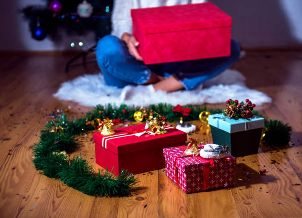 istock Girl holds the gift 1187007931