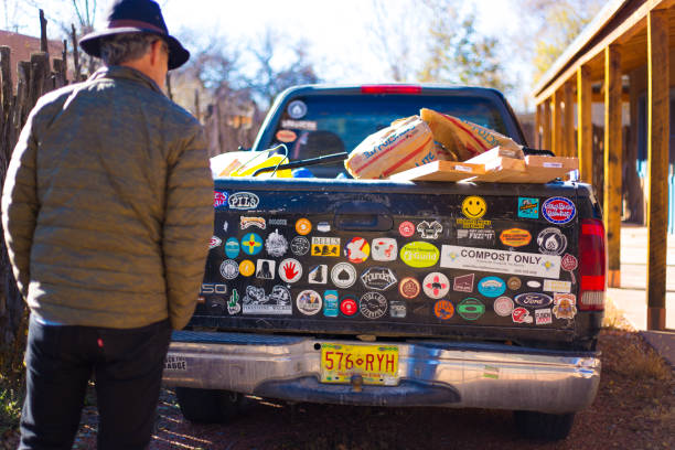 santa fe, nm: l'uomo legge gli adesivi del paraurti del pick-up - bumper stickers foto e immagini stock