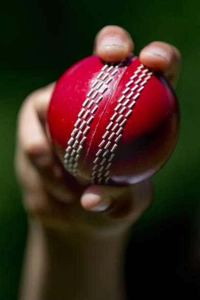 balle de cricket - cricket bowler photos et images de collection