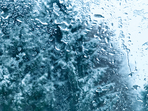 476734255 istock Nieve, hielo y agua fr�o invierno esmerilado gotas textura en la ventana de vidrio sobre el fondo de los �rboles 1187030657