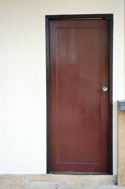 ヴィンテージスタイルの古典的な木製のドア - door townhouse closed outdoors ストックフォトと画像