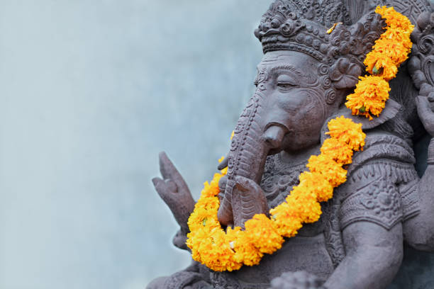 ganesha siedzi w medytując jogi stanowią w hinduskiej świątyni. - bali balinese culture art carving zdjęcia i obrazy z banku zdjęć