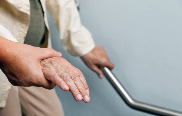 介護者と手すりを握っている年配の女性 - 繊細 ストックフォトと画像