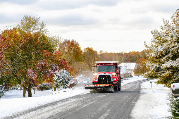 snowplow rozliczeń podmiejskich midwestern street - truck midwest usa usa day zdjęcia i obrazy z banku zdjęć