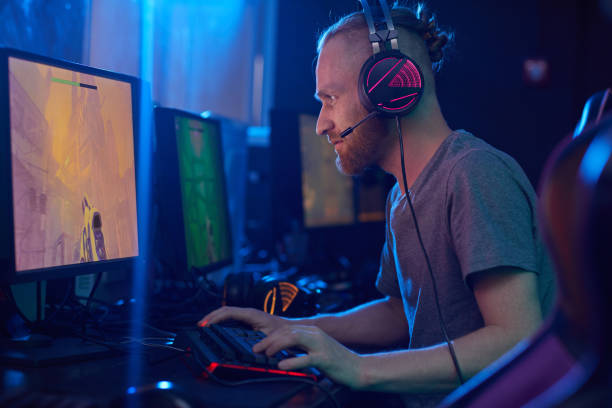 jogador de computador que concentra-se no jogo - computer lab computer people computer monitor - fotografias e filmes do acervo