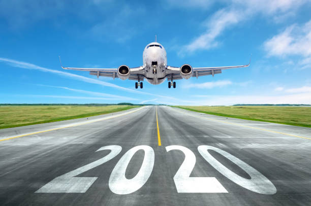 die inschrift auf der start- und landebahn 2020 oberfläche der flughafen-landebahn mit start-flugzeug. konzept der reise im neuen jahr, urlaub. - year 2012 stock-fotos und bilder