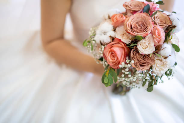 asian bride with flower bouquet - cut flowers fotos imagens e fotografias de stock