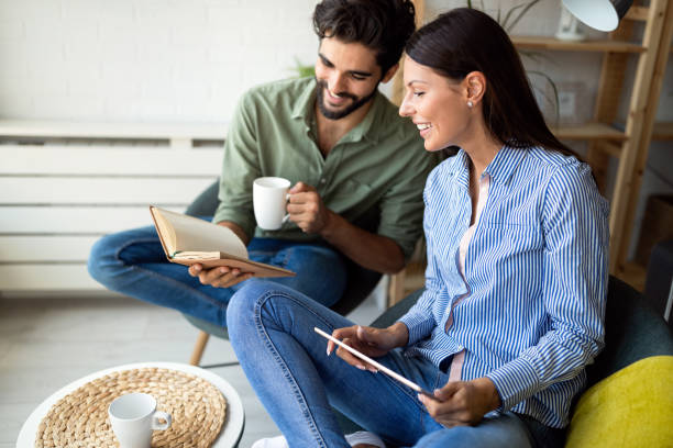 istock Couple is deciding if a book or ebook is better 1187077547