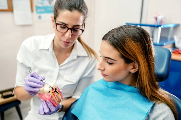 dentysta wyjaśniający, jak wygląda jama dentystyczna - dentist child cavity human teeth zdjęcia i obrazy z banku zdjęć