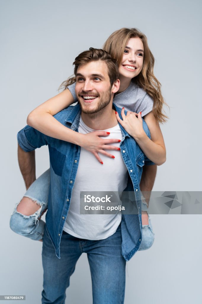 Nettes Porträt des Paares. Guy rollt ein Mädchen auf den Rücken. - Lizenzfrei Paar - Partnerschaft Stock-Foto