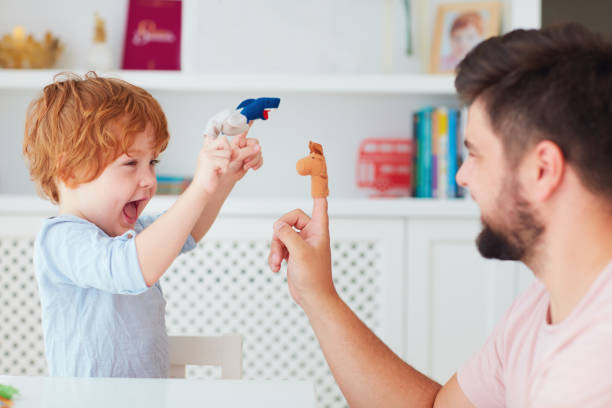 padre feliz jugando con el niño en casa, juegos de marionetas divertidas, animal se hizo pasar por - puppet fotografías e imágenes de stock