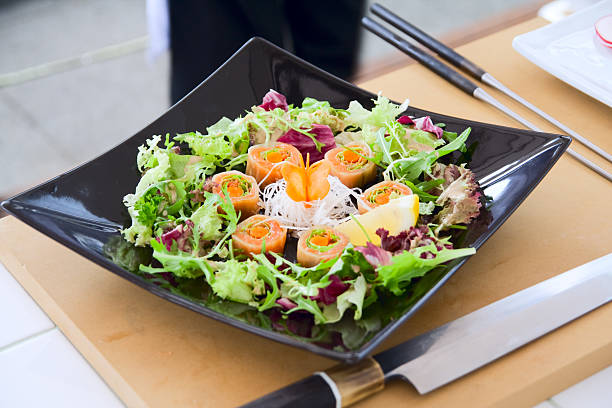 sólo preparan sushi con una ensalada - radish dikon radish vegetable exoticism fotografías e imágenes de stock