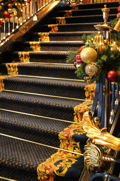trap versierd met sierlijke kerst ornamenten - xmas tree stockfoto's en -beelden