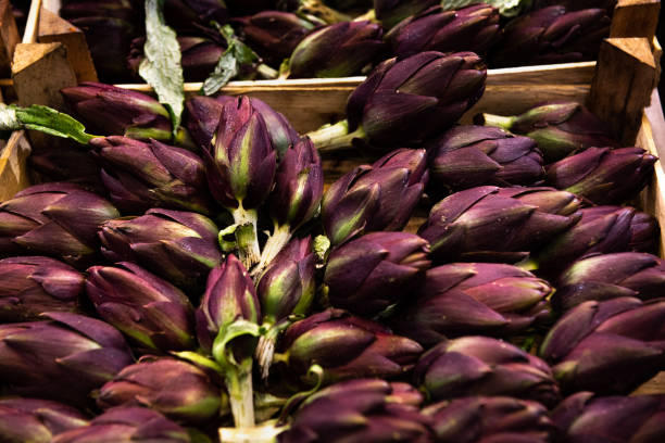 cibo: una scatola di carciofi - purple artichoke foto e immagini stock