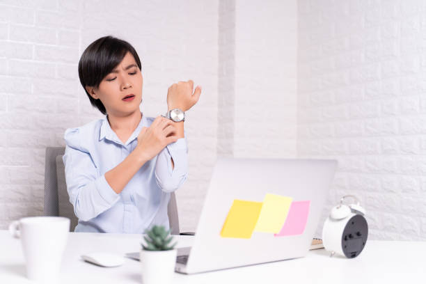 istock Woman scratching her skin at office 1187101539