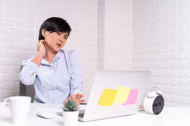 istock Woman scratching her skin at office 1187101705