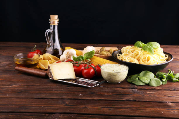 istock Spaghetti with gorgonzola and spinach souce with ingredients 1187102796
