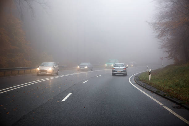 brouillard sur la route de campagne - road marking road reflector road dividing line photos et images de collection