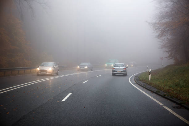 nebbia su strada di campagna - road marking road reflector road dividing line foto e immagini stock