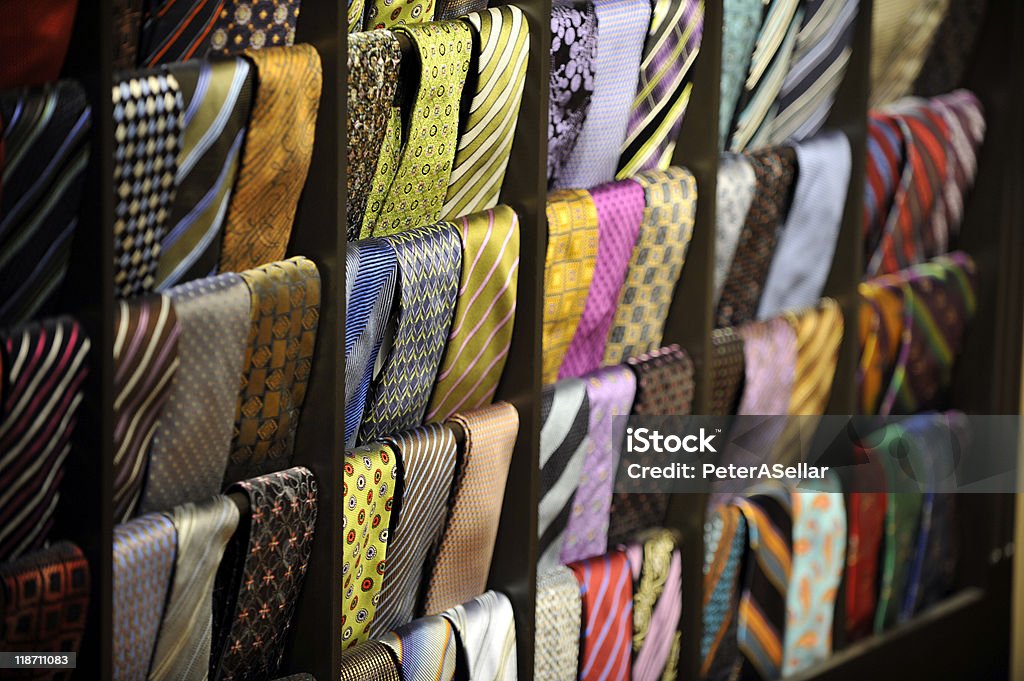 Colorido hombres Bridas de montaje en rack de display. - Foto de stock de Ropa de caballero libre de derechos