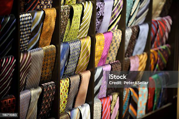 Colorido Hombres Bridas De Montaje En Rack De Display Foto de stock y más banco de imágenes de Ropa de caballero