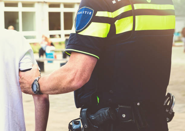 学校で少年を逮捕する警察 - dutch ethnicity ストックフォトと画像