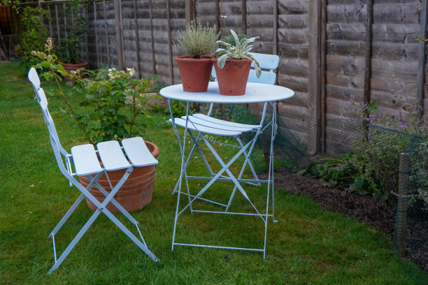 庭のテーブルと植物が置いていく椅子 - hydrangea gardening blue ornamental garden ストックフォトと画像