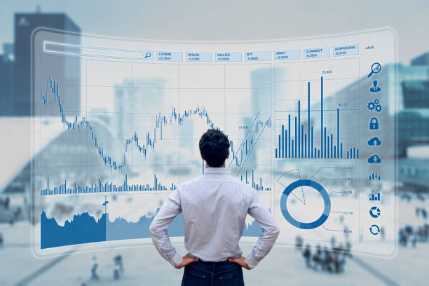 gestor financiero que analiza los indicadores del mercado de valores para obtener la mejor estrategia de inversión, datos financieros y gráficos con edificios de negocios en segundo plano - trading floor fotografías e imágenes de stock