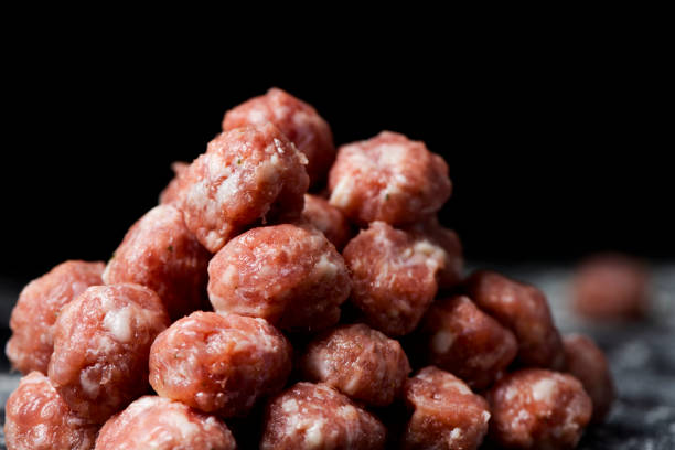 pile de boulettes de viande crues - butchers shop meatball raw beef photos et images de collection