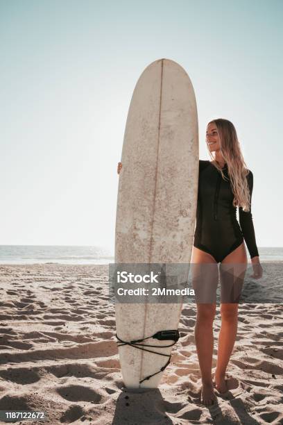 Junge Frau Steht Mit Surfbrett Am Strand Von Malibu California Lebensstil Stockfoto und mehr Bilder von Brandung