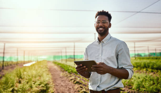 estoy tan orgulloso de lo que he logrado aquí - africa farmer african descent agriculture fotografías e imágenes de stock