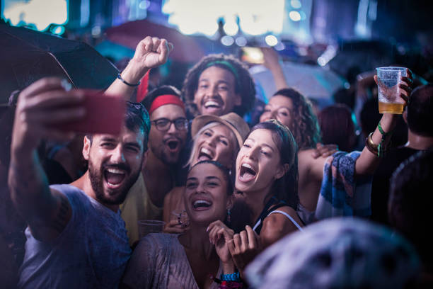 hé les gars, prenons un selfie sur ce festival de musique! - crowd popular music concert music festival people photos et images de collection
