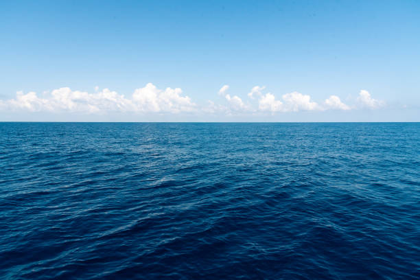fundo do oceano e do céu azul. - horizonte - fotografias e filmes do acervo