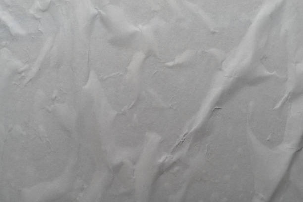 texture de papier plié blanc humide sur un mur extérieur d'affiche - tissue crumpled toilet paper paper photos et images de collection