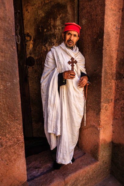 sacerdote católico de la iglesia de san jorge, lalibela. etiopía,africa - saint giorgis fotografías e imágenes de stock