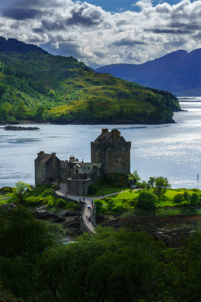 eilean donan castle est l'une des attractions les plus visitées et importantes dans les hautes terres écossaises, en écosse - scotland castle highlands region scottish culture photos et images de collection